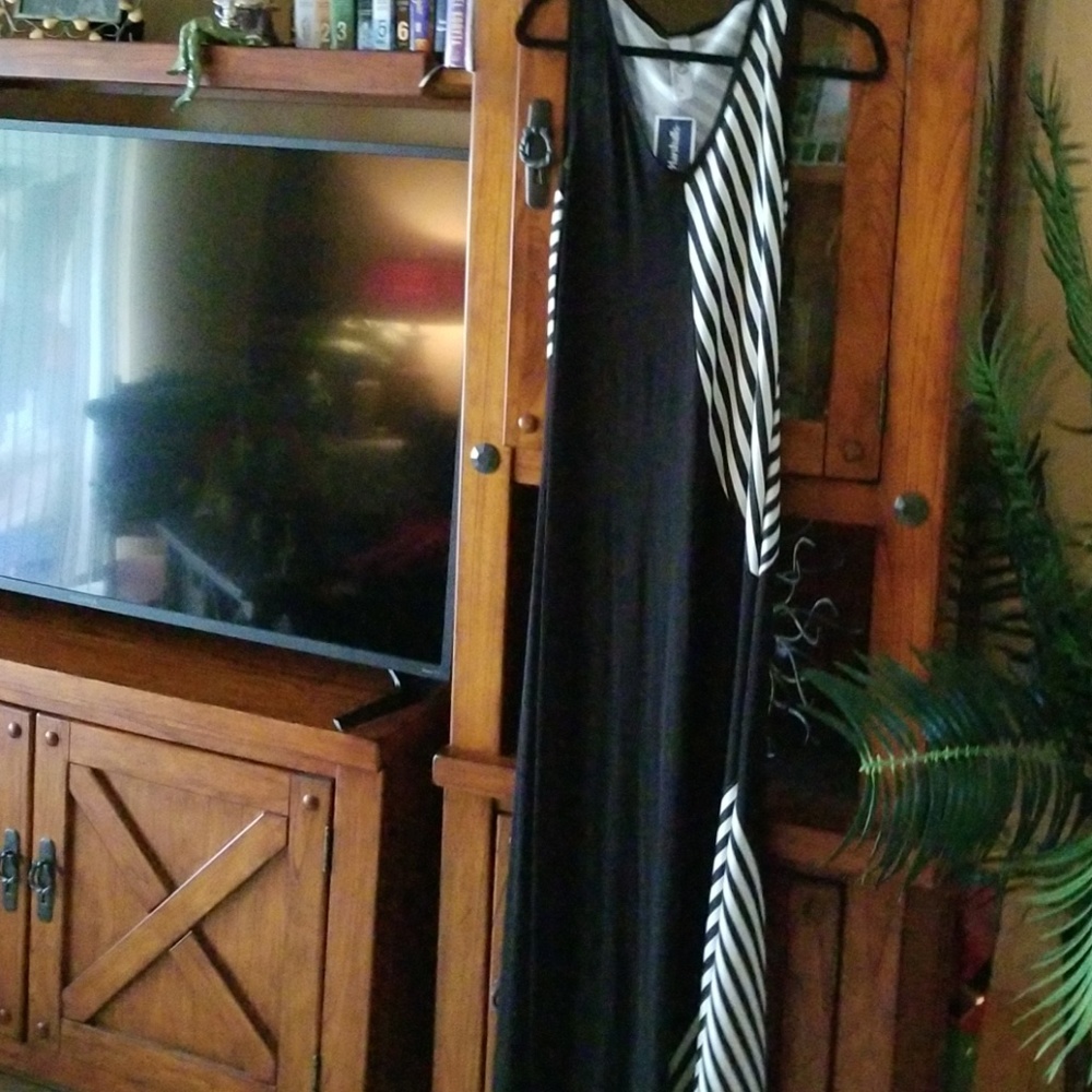Long sleeveless black and white dress casual